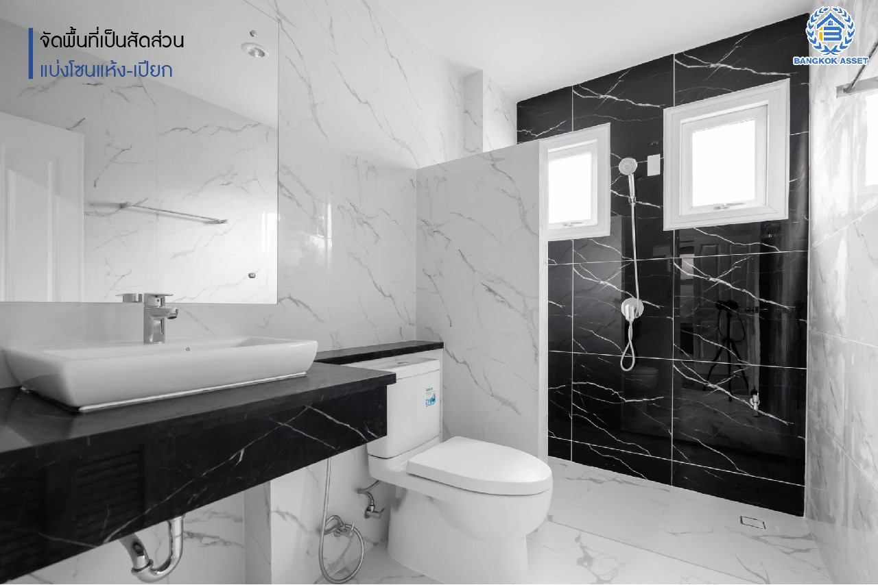 บ้านมือสองตกแต่งใหม่ ม.เบญญาภา ราชพฤกษ์ หลังใหญ่ เนื้อที่ 56.2 ตร.ว. บนพื้นที่ใช้สอยกว่า 265 ตร.ม. ฟังก์ชัน 3 ห้องนอน 1 ห้องอเนกประสงค์ 3 ห้องน้ำ จอดรถได้ 2 คัน พร้อมเฟอร์นิเจอร์บิ้วอินท์ในห้องนอนทุกห้อง ทำเลโซนเมือง! โครงการติด The Crystal SB ใกล้ทางด่วน "ศรีรัช" พร้อมเชื่อมสู่ปิ่นเกล้า-สาทร